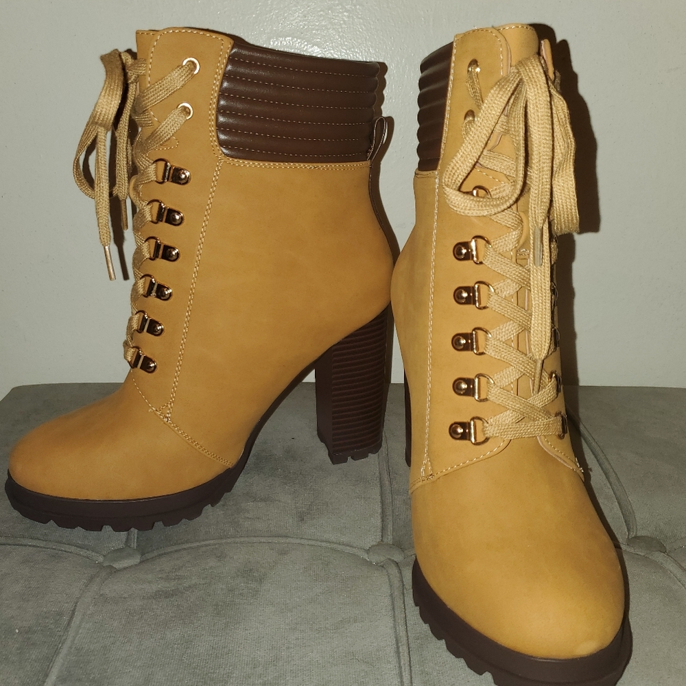 Hot 🔥 heeled boots!